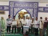 ‎Safari Ramadan di Masjid Al Fattah, Wali Kota Pangkalpinang Serahkan Santunan Baznas