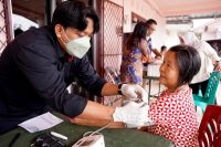 Hadir di Desa Merawang, Mobil Sehat PT TIMAH Diserbu Warga