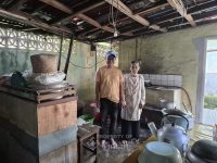 Nenek Maryati Terima Kado di Usia Senja