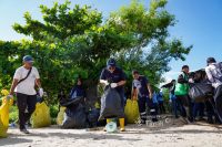 Gotong Royong Bersihkan Pantai Tambak Udang