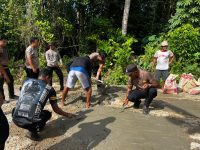 Kapolres Turun Langsung Tambal Jalan Berlubang