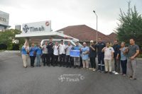 Serahkan Bantuan Ambulans untuk Warga Temberan
