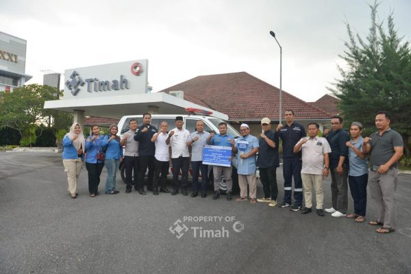 Serahkan Bantuan Ambulans untuk Warga Temberan