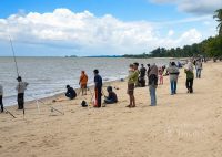 Dukung Lomba Memancing di Pantai Batu Besar