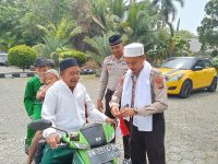 Bagikan Bendera Merah Putih kepada Masyarakat