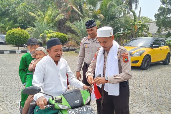 Bagikan Bendera Merah Putih kepada Masyarakat
