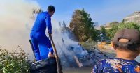 Bangkai Kapal Terbakar di Pelabuhan Limbung