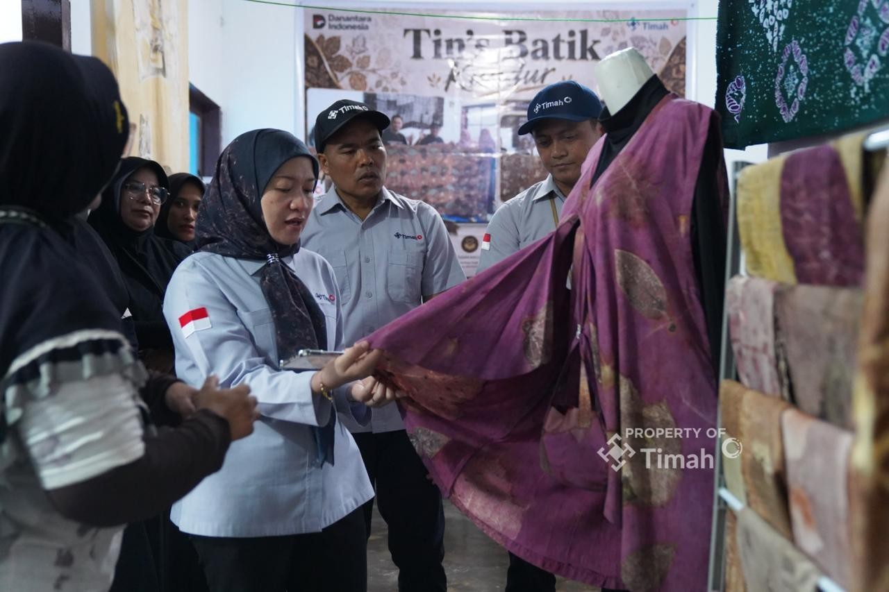 Bantu Angkat Potensi Lokal Lewat Batik