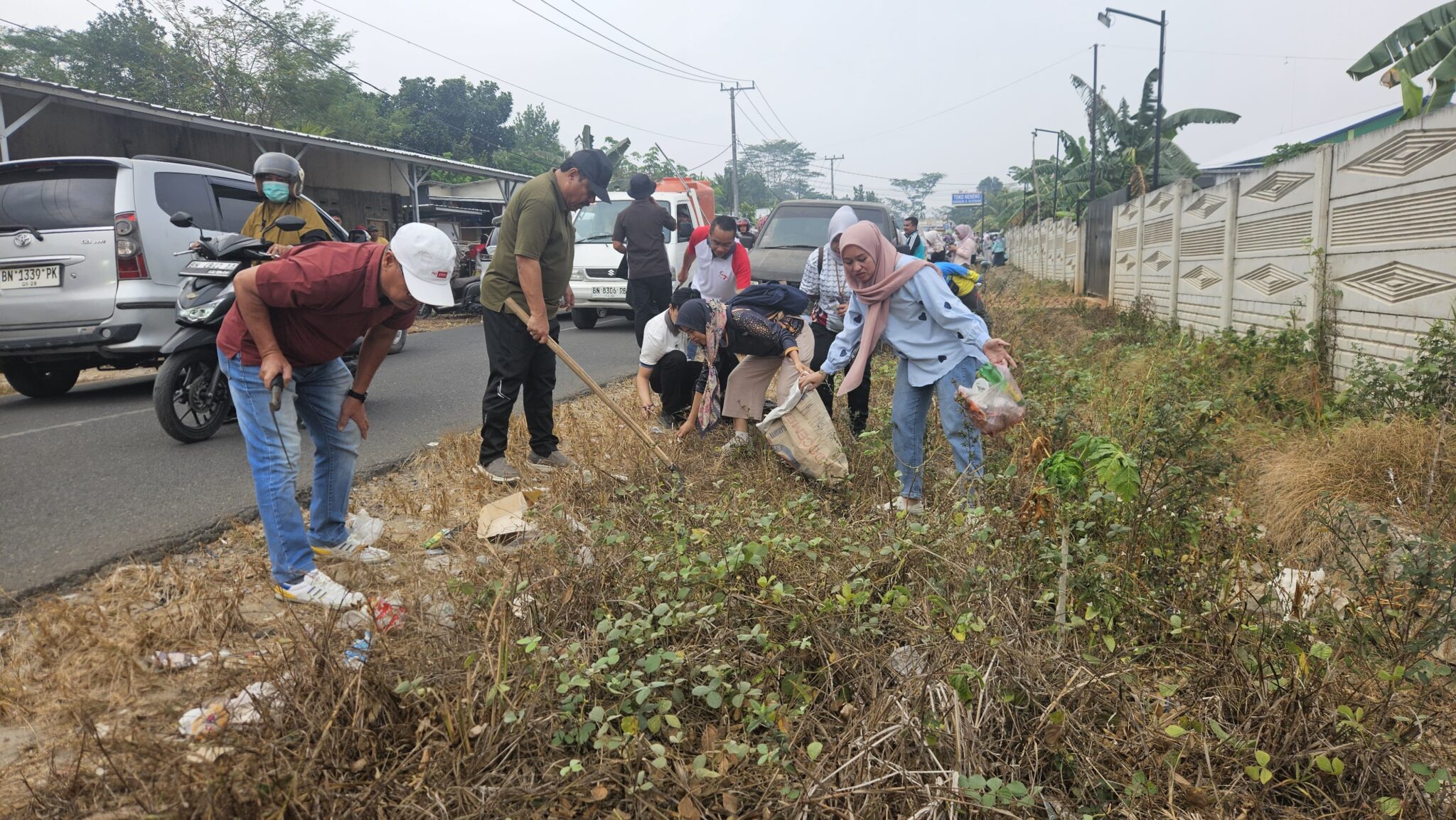 Gotong Royong Jumat Asri di Jalan Baru Kampak