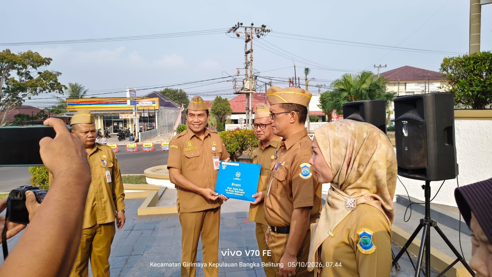Nuryanto dan Darwin Terima Tanda Kehormatan Satyalencana Karya Satya