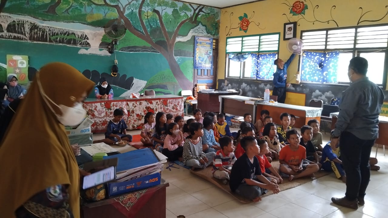 Dinas Pendidikan Bantu Seragam dan Perlengkapan Sekolah