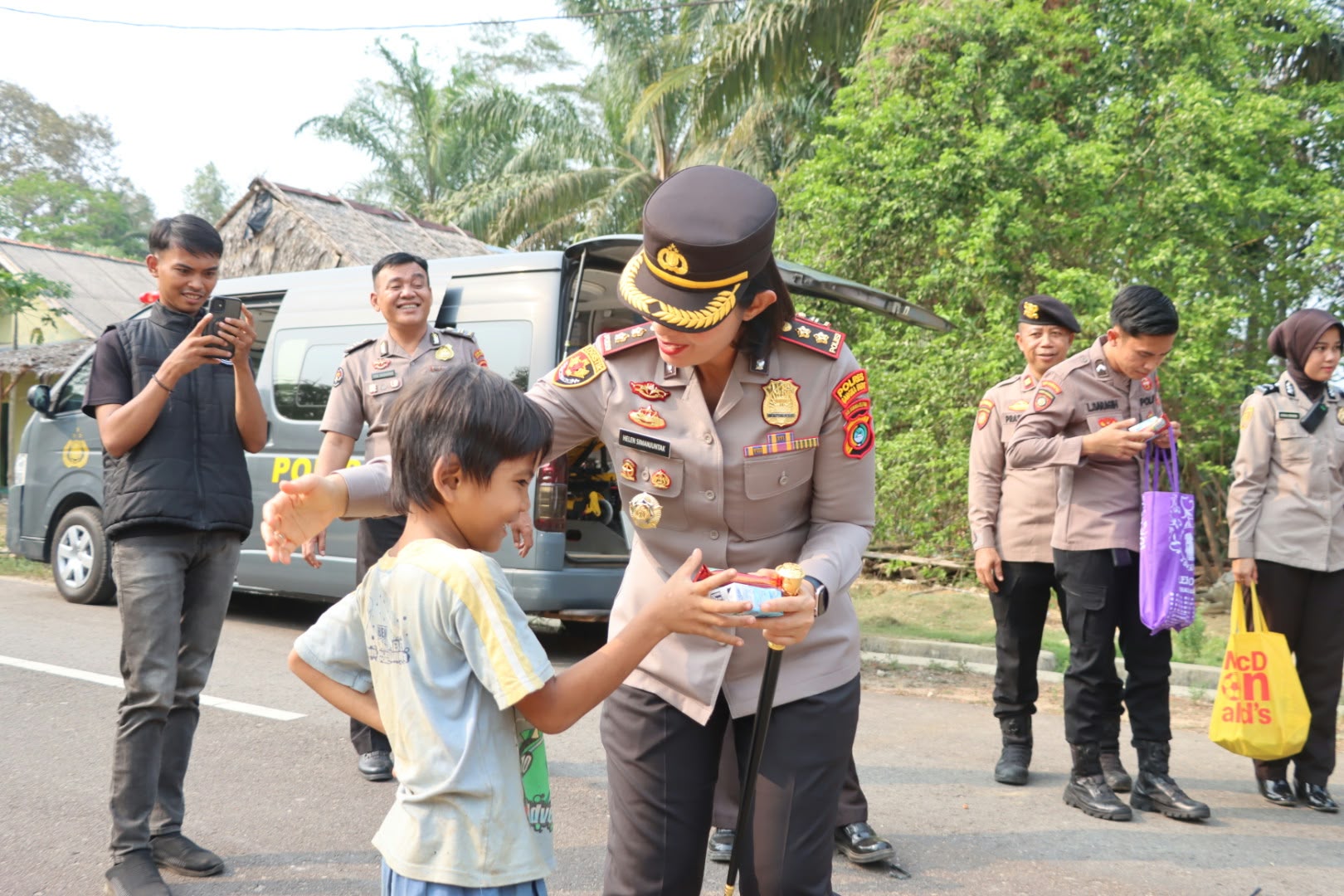 Salurkan Bansos dan Gelar Pemeriksaan Kesehatan Gratis