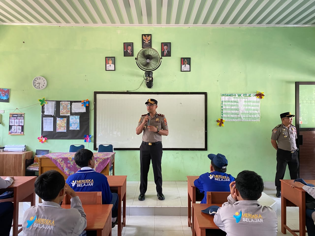 Wakapolres Beri Arahan dan Bagikan Snack