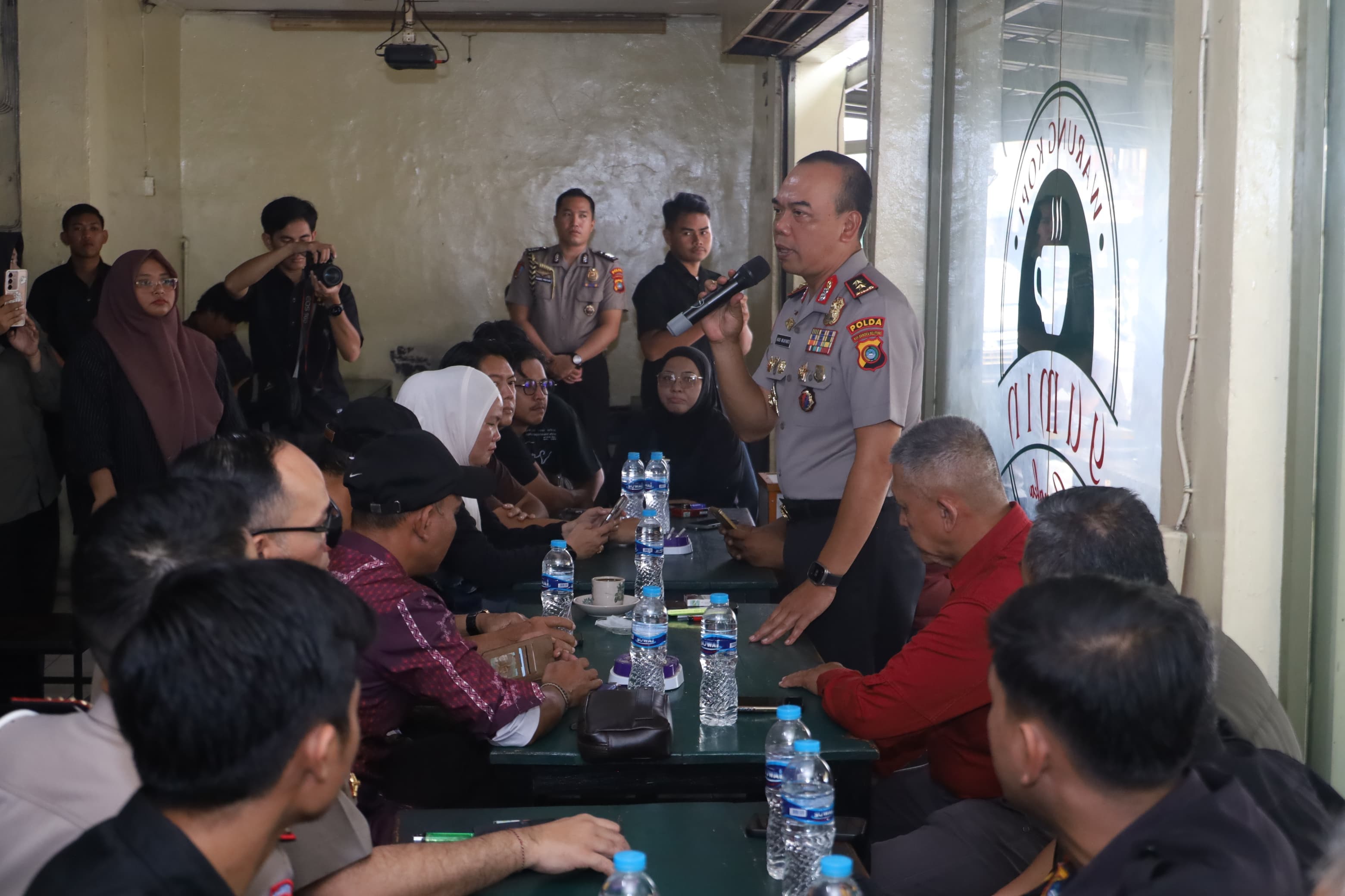 Kapolda Ngopi Bersama Masyarakat dan Awak Media