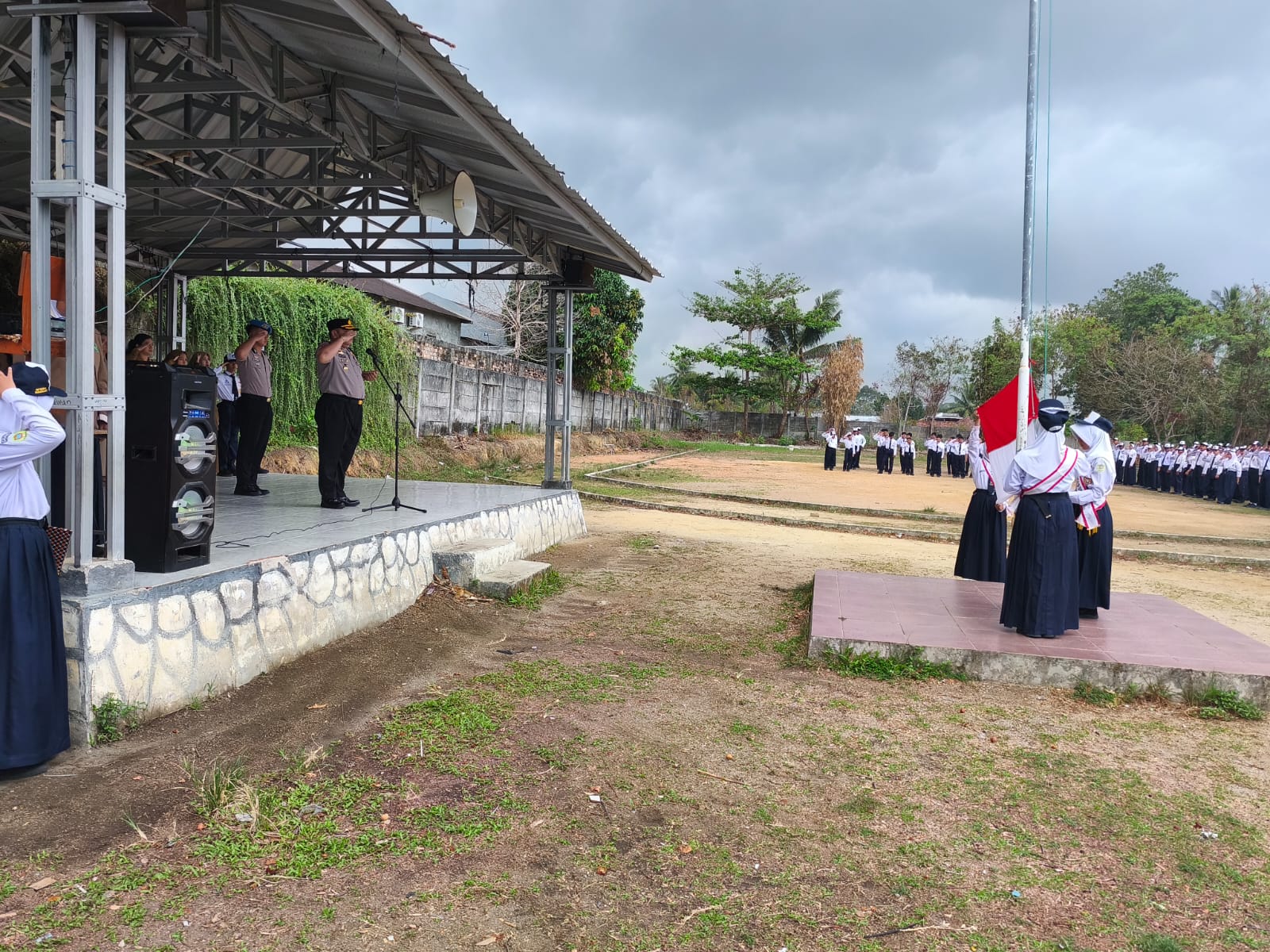 Jadi Inspektur Upacara di SMP Negeri 5 Sungailiat