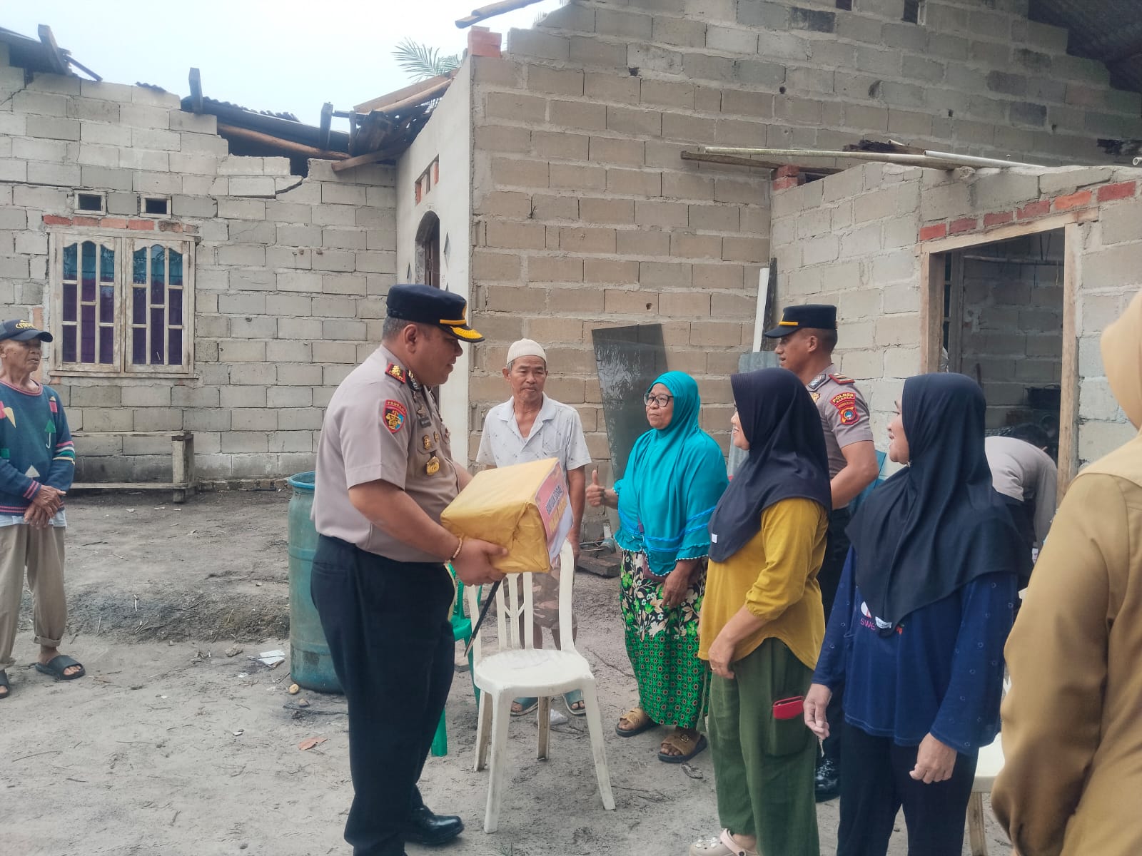 Salurkan Bantuan kepada Korban Bencana Alam di Desa Sempan