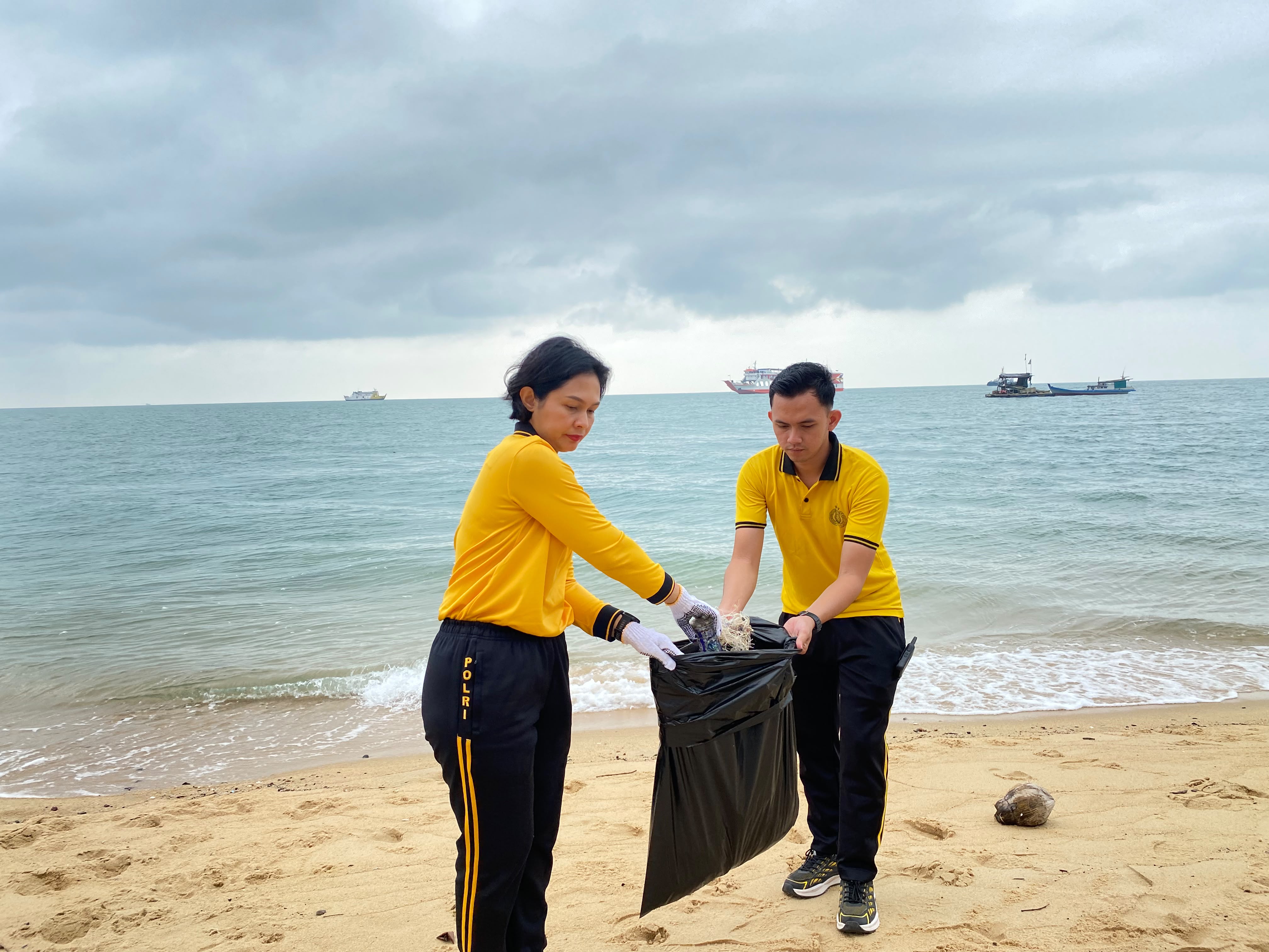 Masyarakat Apresiasi Aksi Green Policing di Pantai Batu Rakit