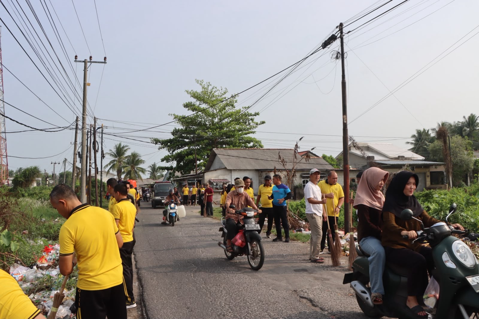 Bersihkan Lingkungan dan Salurkan Air Bersih di Nelayan 1