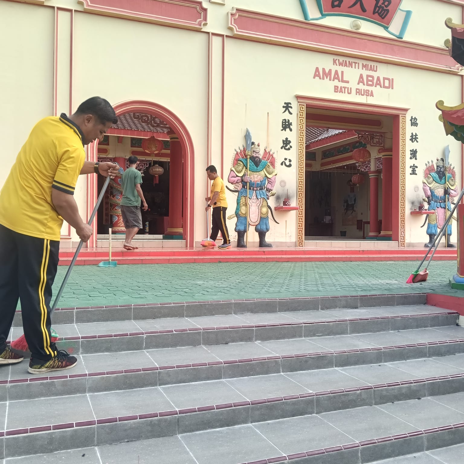 Kerja Bakti Bersihkan Kelenteng Amal Bhakti