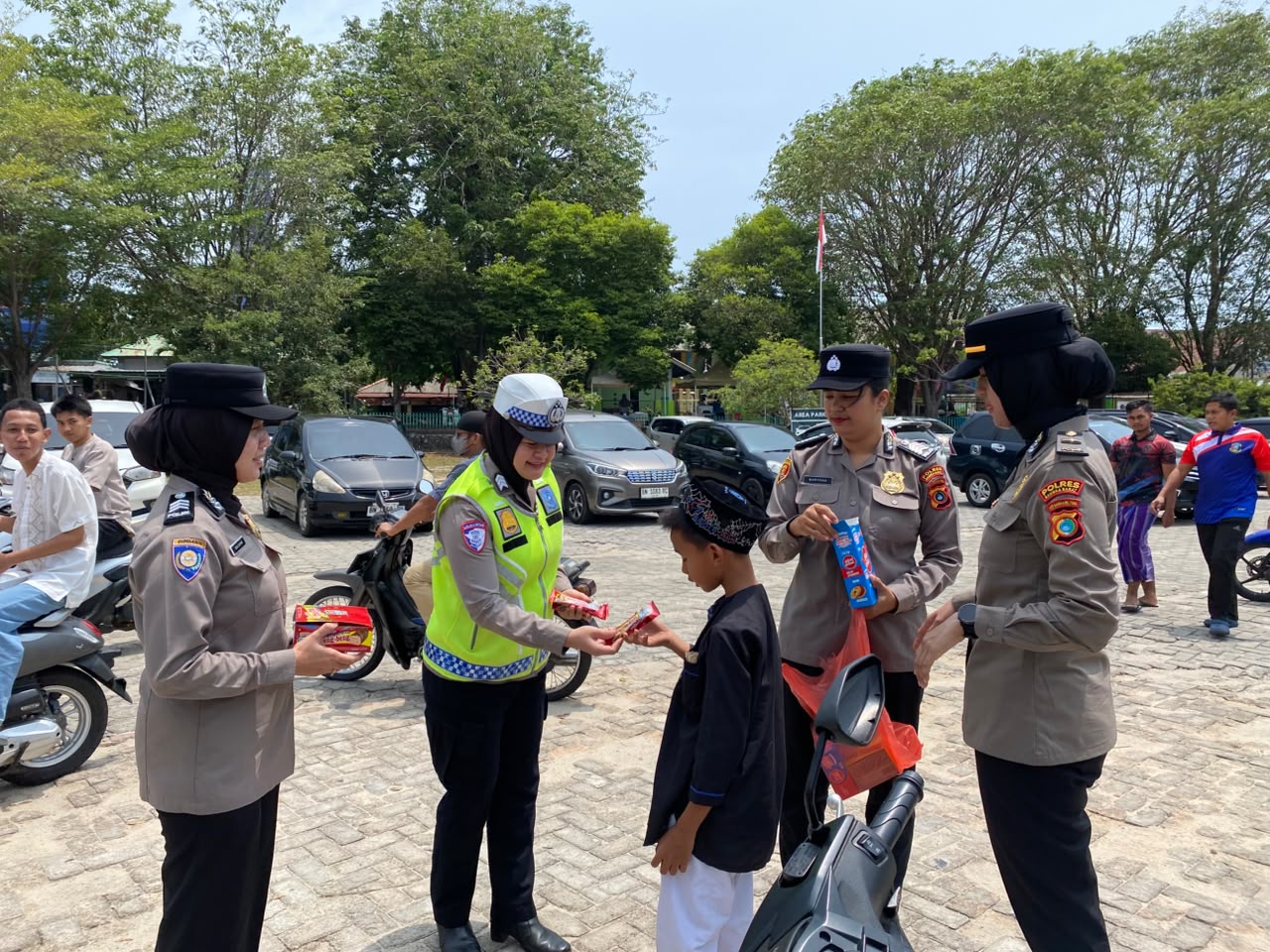 Polwan Patroli di Masjid Baitul Hikmah